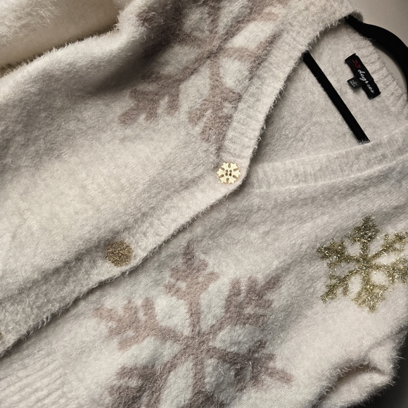 33 Degrees Fuzzy Snowflake Cardigan Christmas Sweater – Small – White & Gold - Picture 4 of 7